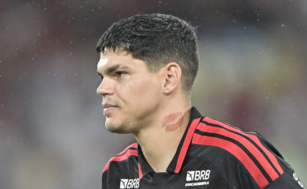 ayrton-lucas-falha-no-gol-do-independiente-del-valle-e-tem-atuacao-para-esquecer-no-flamengo