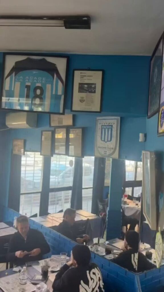 vasco-e-homenageado-em-restaurante-tematico-do-racing-em-buenos-aires;-veja-video