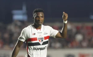 aurelio-buta-passara-por-cirurgia-e-nao-deve-mais-jogar-pelo-sao-paulo-em-2026