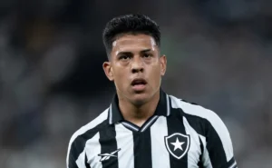 matheus-martins-permanece-fora-do-botafogo-apos-sentir-incomodo-na-coxa