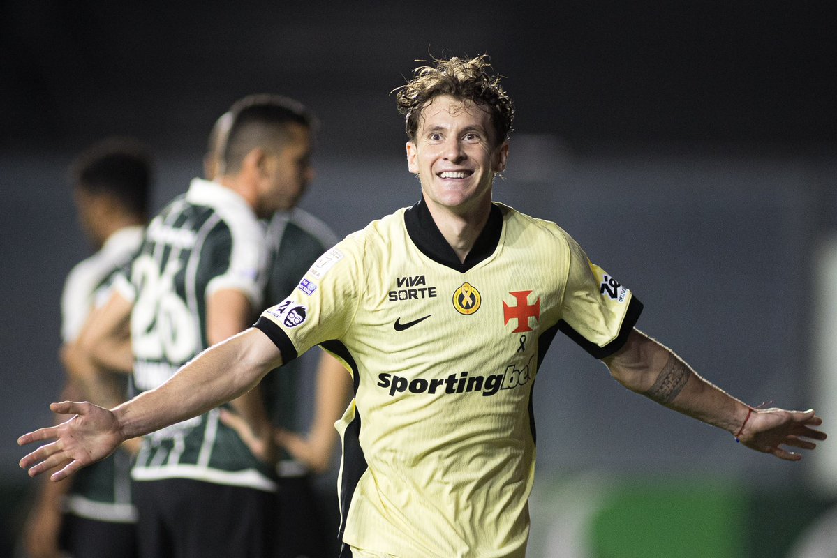 vasco-posta-foto-da-comemoracao-de-colidio-apos-seu-gol-contra-o-coritiba;-veja