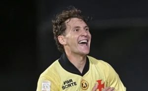 vasco-goleia-o-coritiba-e-sai-da-zona-de-rebaixamento-do-brasileirao-provisoriamente