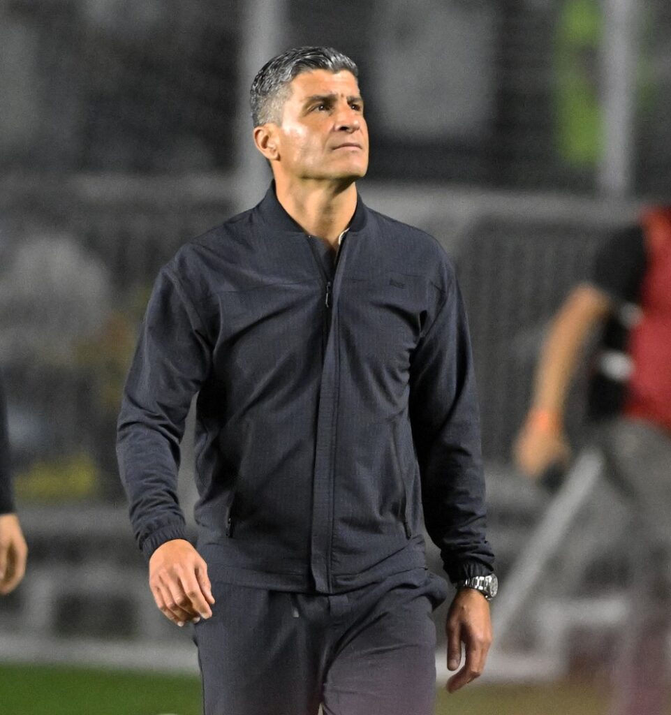 confira-outros-topicos-da-entrevista-coletiva-de-pedro-emanuel-apos-vasco-5-x-0-coritiba