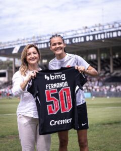 feminino:-fernanda-recebe-homenagem-pelos-seus-50-jogos-com-a-camisa-do-vasco