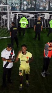 thiago-mendes-acena-para-drone-apos-vasco-5-x-0-coritiba;-veja-video