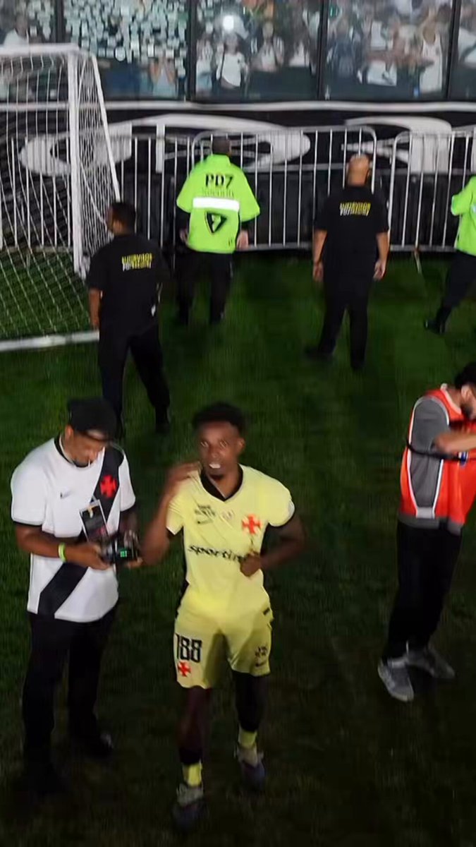 thiago-mendes-acena-para-drone-apos-vasco-5-x-0-coritiba;-veja-video