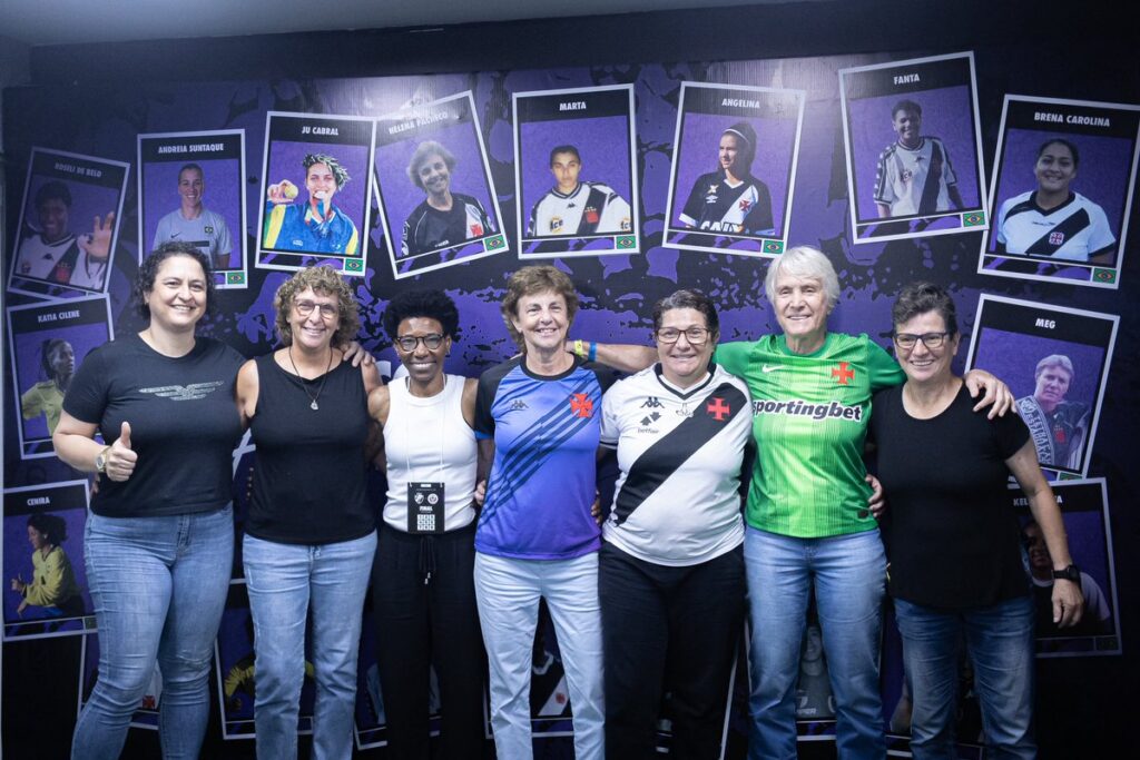 feminino:-idolas-do-vasco-estiveram-em-sao-januario-no-ultimo-domingo-e-foram-homenageadas