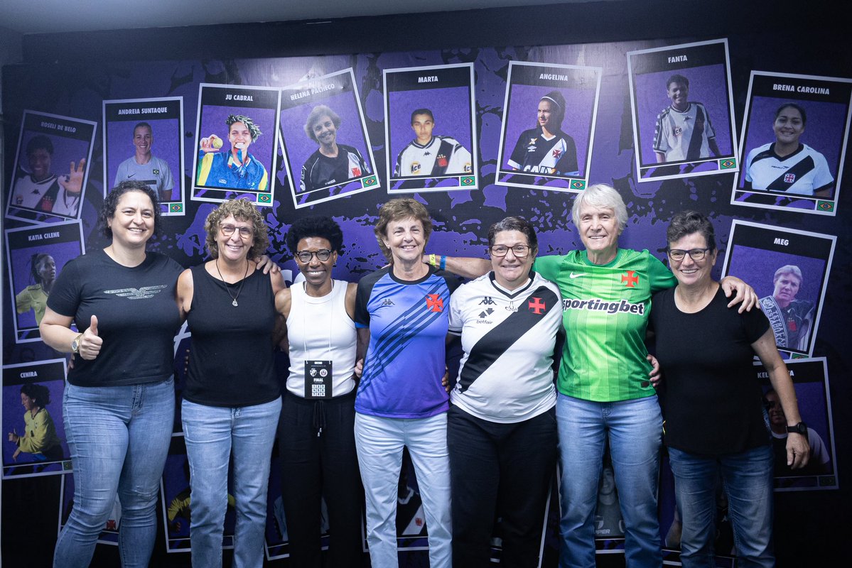 feminino:-idolas-do-vasco-estiveram-em-sao-januario-no-ultimo-domingo-e-foram-homenageadas