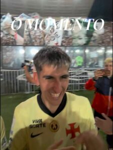 vasco-posta-foto-e-video-de-robert-renan-e-lescano-comemorando-a-goleada-sobre-o-coritiba