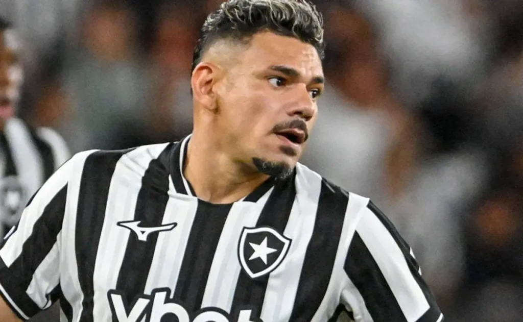 tiquinho-soares-e-matheus-martins-se-reapresentam-ao-botafogo-antes-do-resto-do-elenco