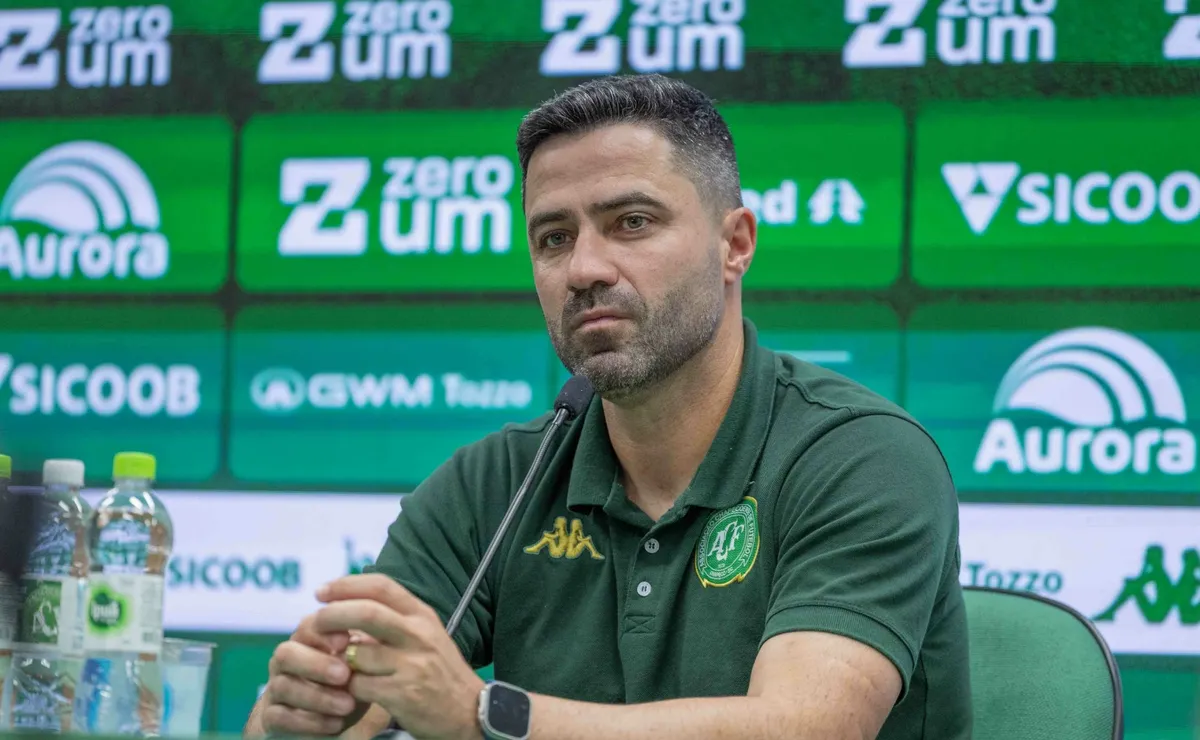 inter-sonda-rafael-lacerda,-da-chapecoense,-para-substituir-paulo-pezzolano