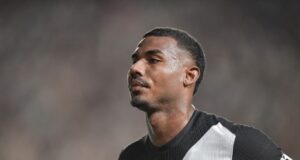 clubes-sauditas-sondam-situacao-de-cuiabano,-mas-prioridade-do-lateral-e-continuar-no-vasco