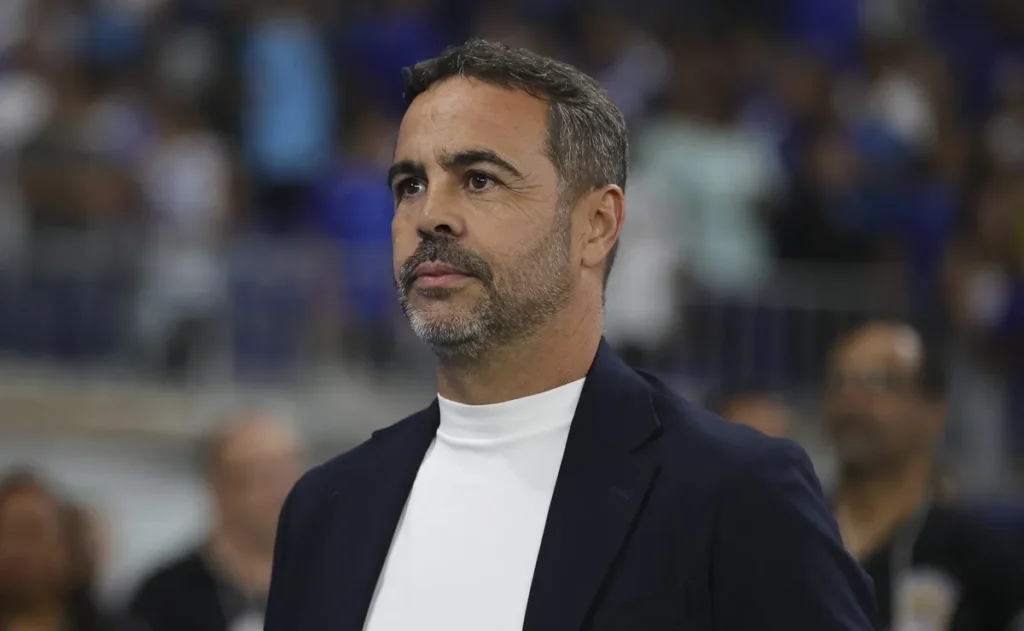 opiniao:-artur-jorge-deveria-usar-tempo-da-data-fifa-para-focar-em-corrigir-defesa-do-cruzeiro