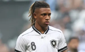 palmeiras-pode-fazer-nova-oferta-por-danilo-em-2027-e-botafogo-espera-postura-diferente