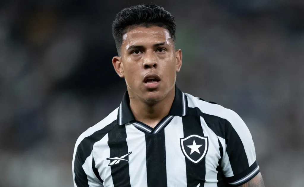 matheus-martins-volta-a-treinar-no-botafogo-apos-se-recuperar-de-incomodo-na-coxa