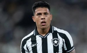 matheus-martins-volta-a-treinar-no-botafogo-apos-se-recuperar-de-incomodo-na-coxa