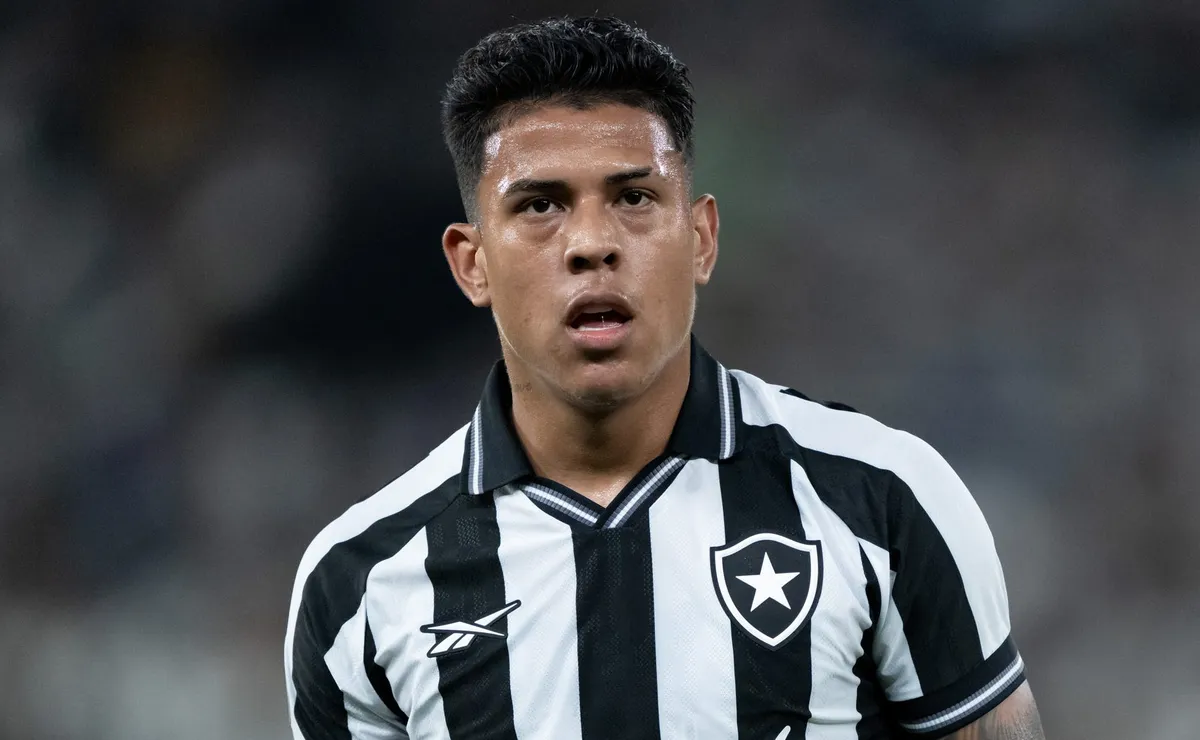 matheus-martins-volta-a-treinar-no-botafogo-apos-se-recuperar-de-incomodo-na-coxa