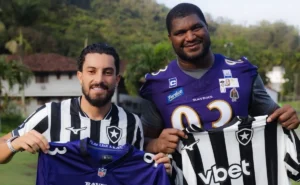alex-telles-troca-camisas-com-campbell-do-ravens-e-clube-da-nfl-elogia-ct-do-botafogo