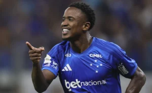 opiniao:-sinisterra-deve-ter-mais-uma-chance-no-cruzeiro-em-2027-apos-recuperacao-de-lesao