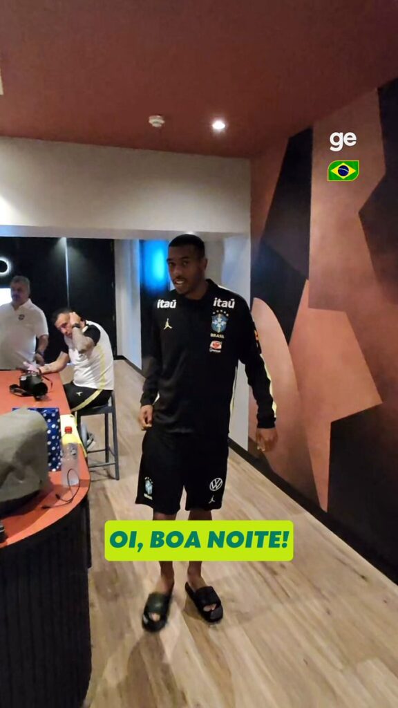 rayan-assina-foto-de-seu-gol-pela-selecao;-veja-video