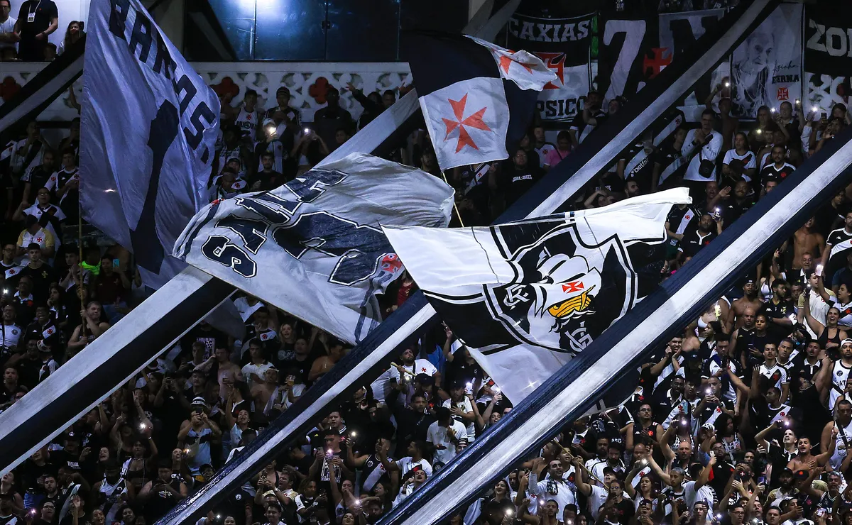 torcida-do-vasco-protesta-em-torno-do-maracana-antes-de-jogo-da-nfl