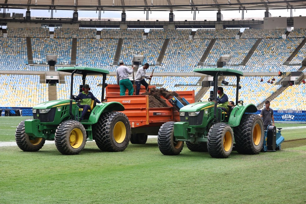 maracana-inicia-troca-do-gramado-para-o-restante-da-temporada