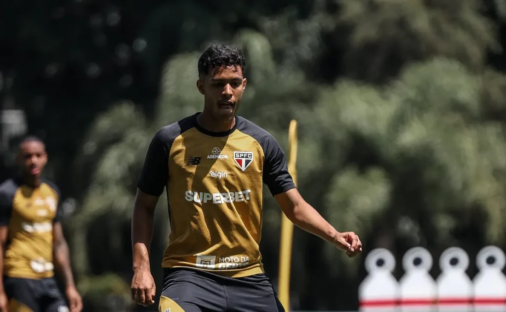 ryan-francisco-ganha-espaco-e-deve-ser-titular-do-sao-paulo-contra-o-santos
