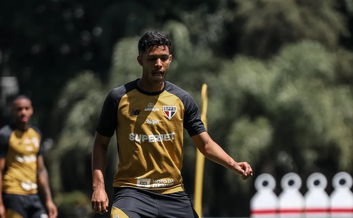 ryan-francisco-ganha-espaco-e-deve-ser-titular-do-sao-paulo-contra-o-santos