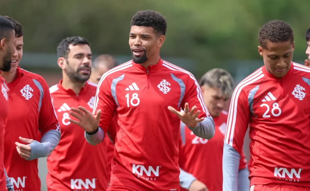 analise:-juninho-ganha-espaco-e-disputa-vaga-com-maripan-na-zaga-do-internacional