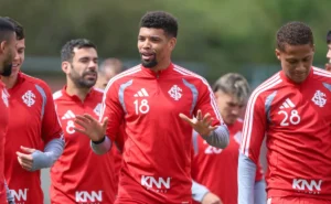 analise:-juninho-ganha-espaco-e-disputa-vaga-com-maripan-na-zaga-do-internacional