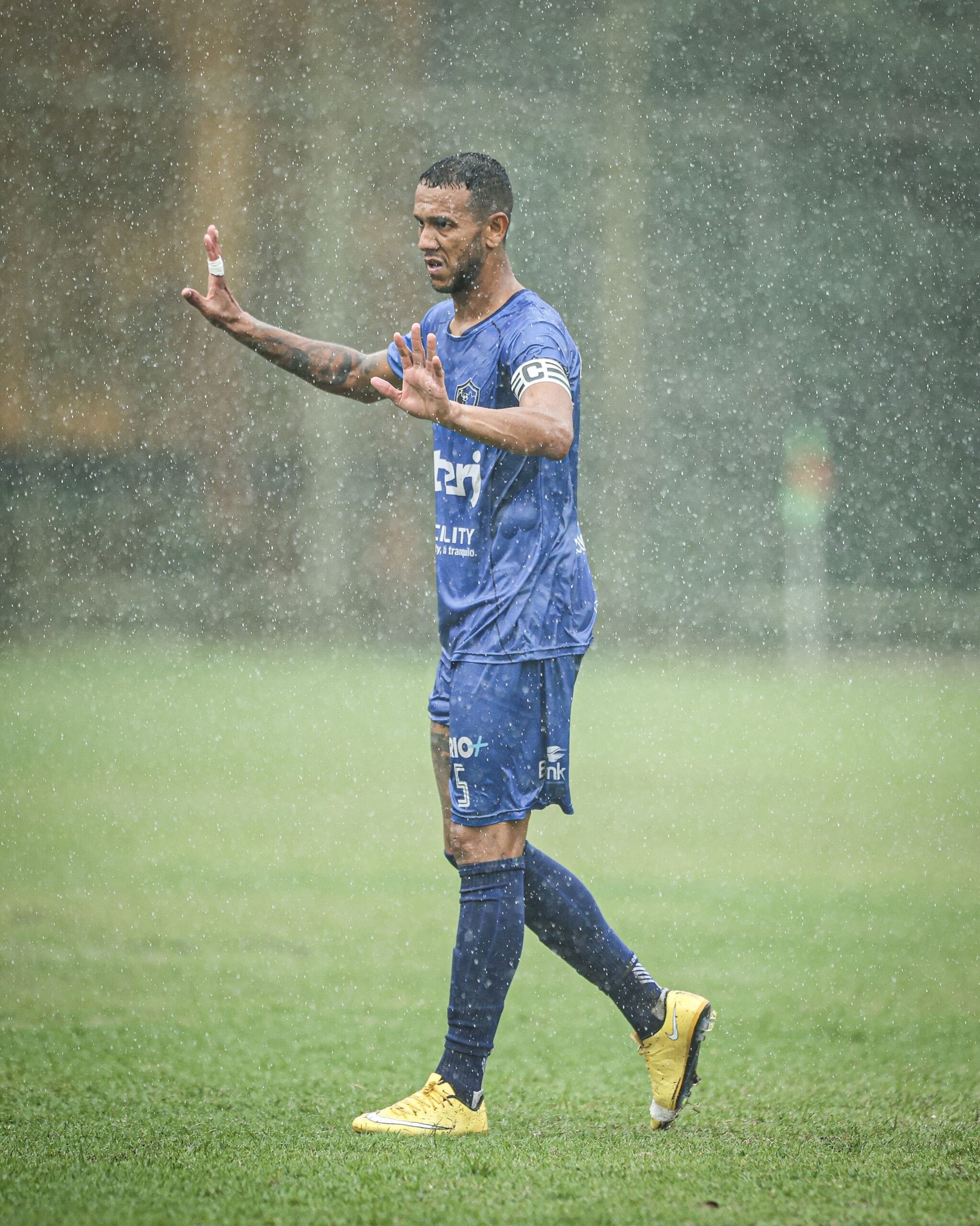 ex-vasco-e-hoje-tecnico-do-fc-rio-de-janeiro,-souza-entra-em-campo-e-vence-o-barra-mansa-por-2-a-0