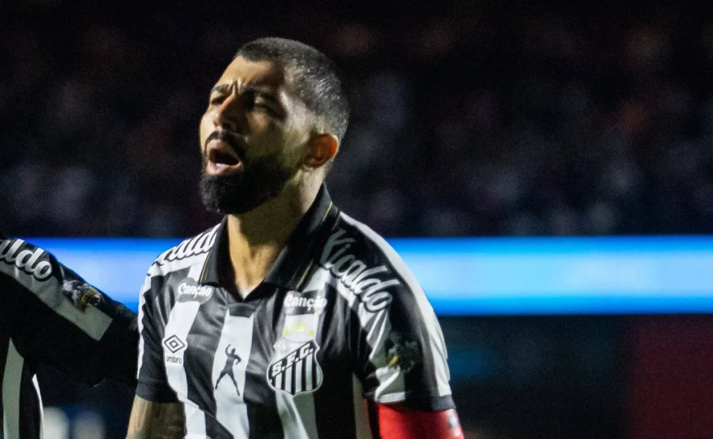 gabigol-marca-duas-vezes,-santos-vence-o-sao-paulo-de-virada-e-sobe-na-tabela-do-brasileirao
