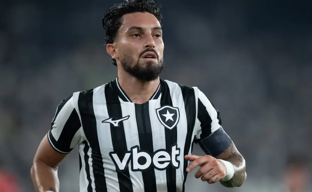 alex-telles-explica-decisao-de-renovar-com-o-botafogo-e-projeta-vinculo-ate-2028
