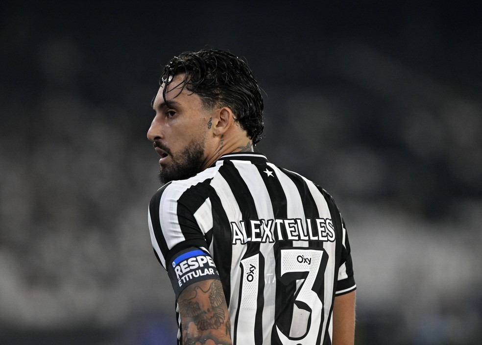 alex-telles,-do-botafogo,-projeta-classico-de-4a-feira-contra-o-vasco