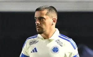 fagner-reencontra-paulinho-no-cruzeiro-em-meio-a-fim-de-contrato-e-duvidas-sobre-a-renovacao