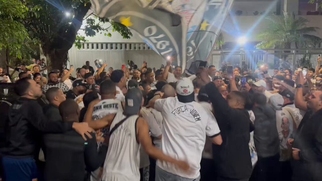 veja-video-da-movimentacao-da-torcida-do-vasco-na-sede-da-lagoa
