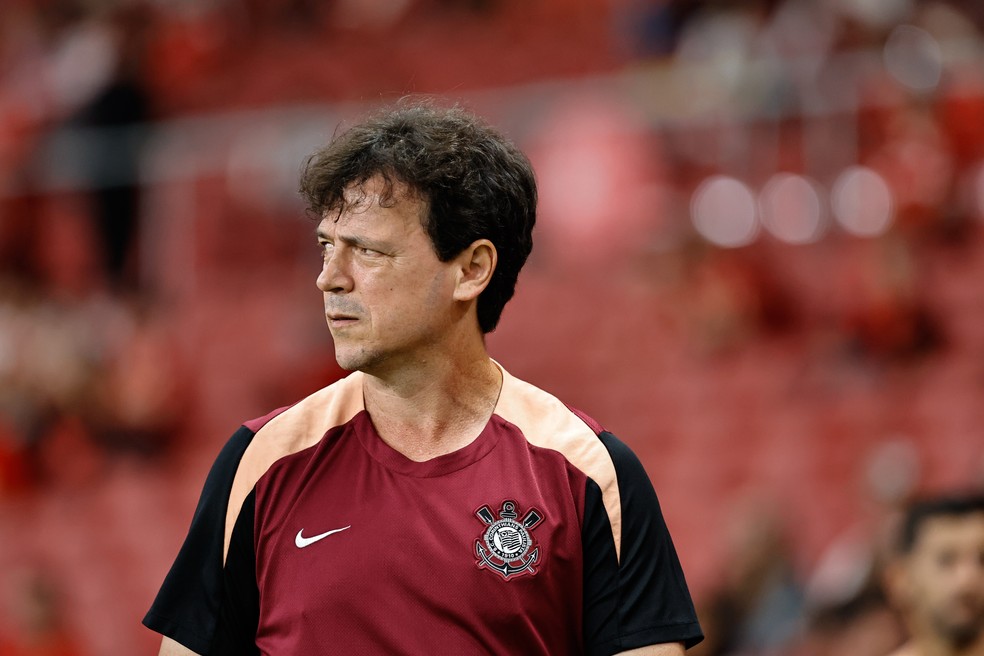 corinthians-demite-fernando-diniz,-ex-tecnico-do-vasco,-apos-7-derrotas-seguidas-no-brasileiro