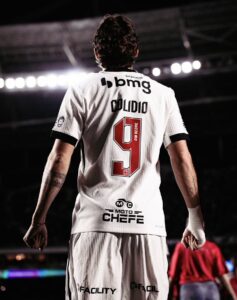 colidio-tem-3-gols-e-3-assistencias-em-9-jogos-com-a-camisa-do-vasco