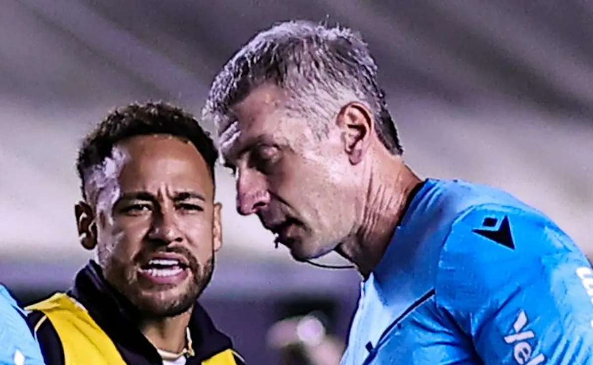 pedro-ivo-diz-que-neymar-intimida-arbitros-e-adversarios;-atacante-do-santos-ironiza-jornalista