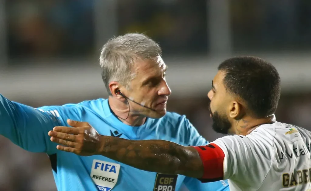 analise:-daronco-teve-atuacao-ruim,-mas-pressao-de-santos-e-flamengo-passa-do-limite-aceitavel