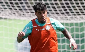 gustavo-gomez-volta-ao-derby-sob-atencao-medica,-e-sua-lideranca-ganha-outro-significado