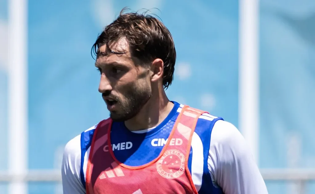opiniao:-vina-deveria-receber-oportunidades-no-cruzeiro-para-ser-testado-por-artur-jorge
