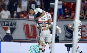 sao-paulo-vence-o-vitoria-com-dois-gols-de-calleri-e-se-afasta-do-z-4-do-brasileirao