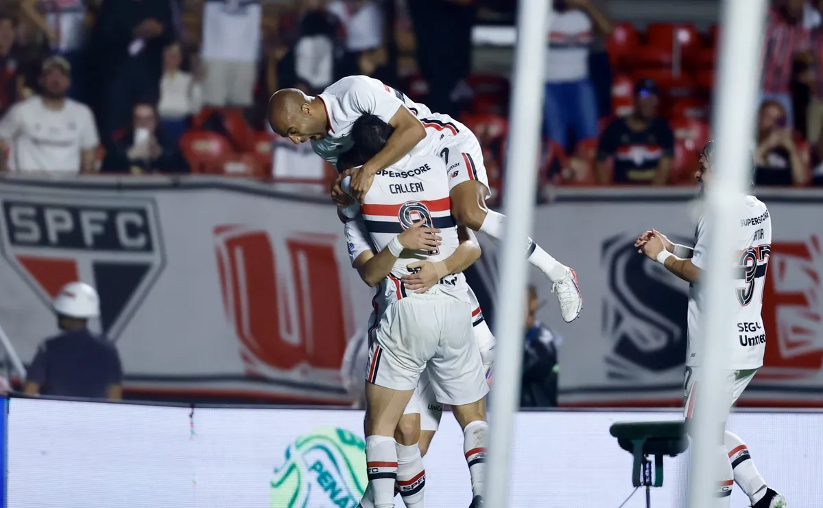 sao-paulo-vence-o-vitoria-com-dois-gols-de-calleri-e-se-afasta-do-z-4-do-brasileirao
