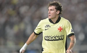 colidio-sente-dores-na-coxa-e-vira-preocupacao-no-vasco-em-fase-decisiva-da-temporada