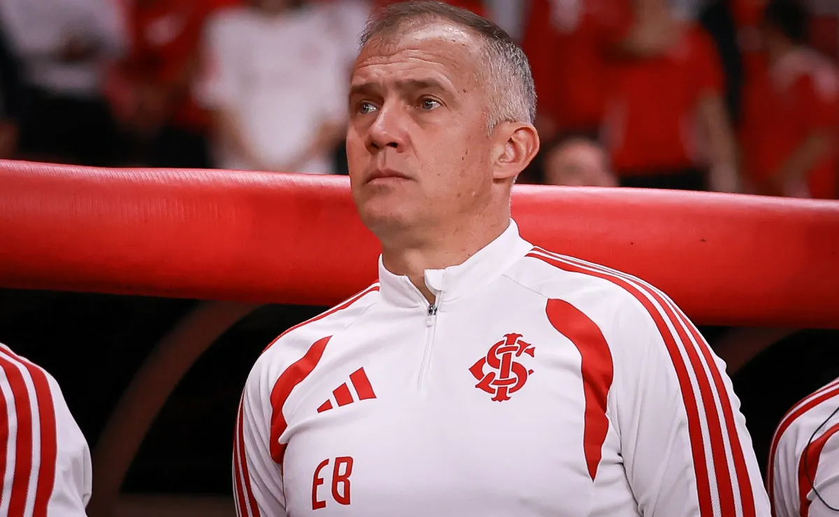 video:-internacional-tem-disputa-na-lateral-e-eduardo-baptista-explica-onde-vitinho-deve-atuar