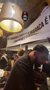 vascainos-ocupam-bar-em-buenos-aires-e-cantam-musicas-da-torcida;-veja-videos
