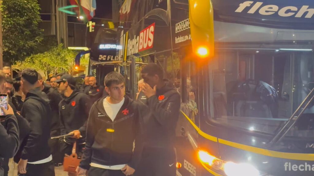 veja-mais-um-video-da-festa-da-torcida-na-chegada-do-elenco-no-hotel-em-buenos-aires