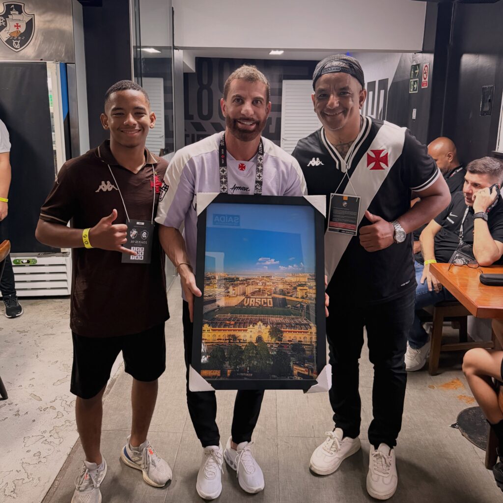 fotografo-presenteia-pedrinho-com-quadro-de-imagem-de-sao-januario