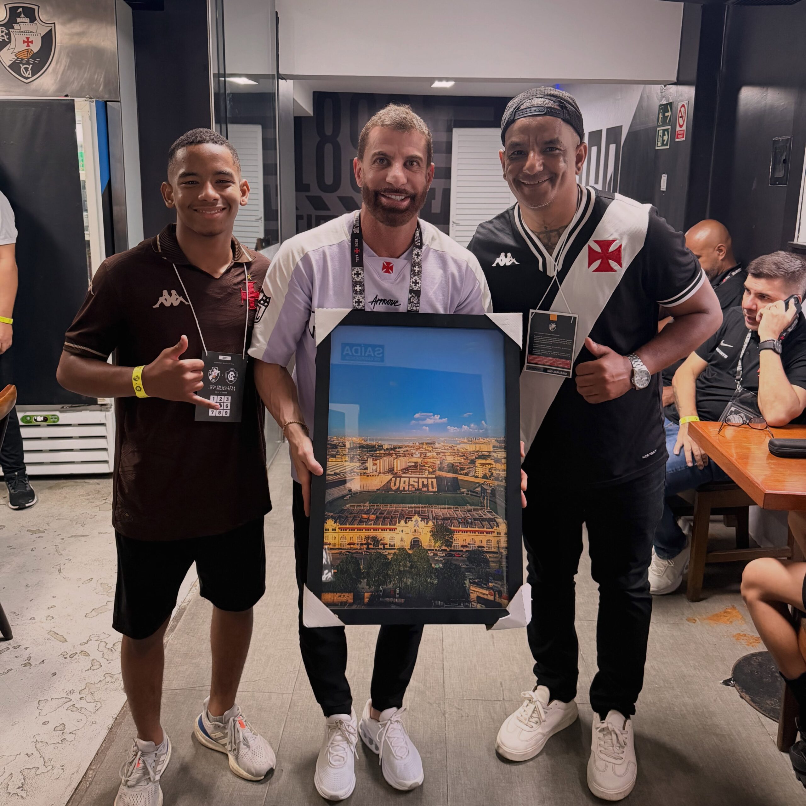 fotografo-presenteia-pedrinho-com-quadro-de-imagem-de-sao-januario